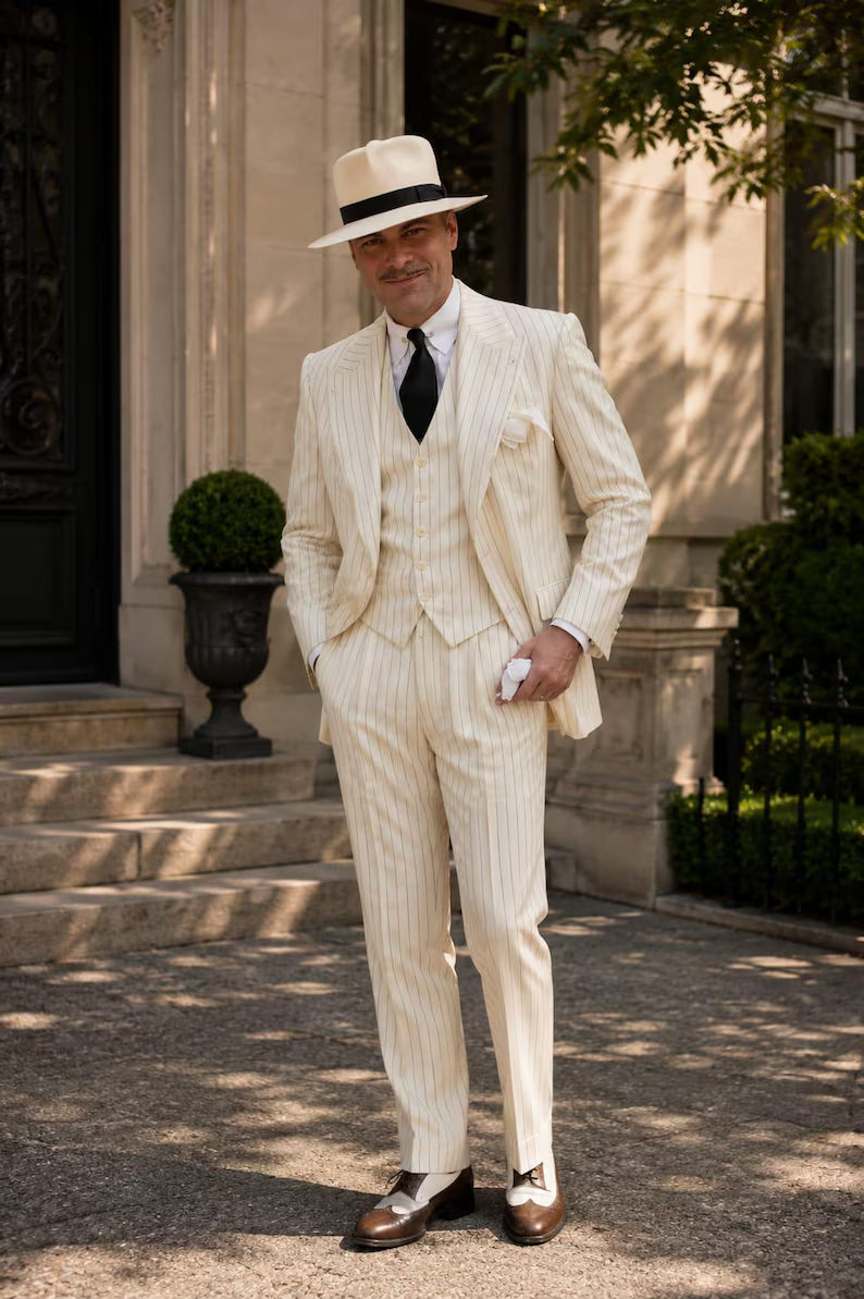 Men’s 1920s White Pinstripe Suit Set, Gatsby Style Three Piece Suit, Vintage Gangster Wedding Outfit, Fedora Inspired Formal Wear